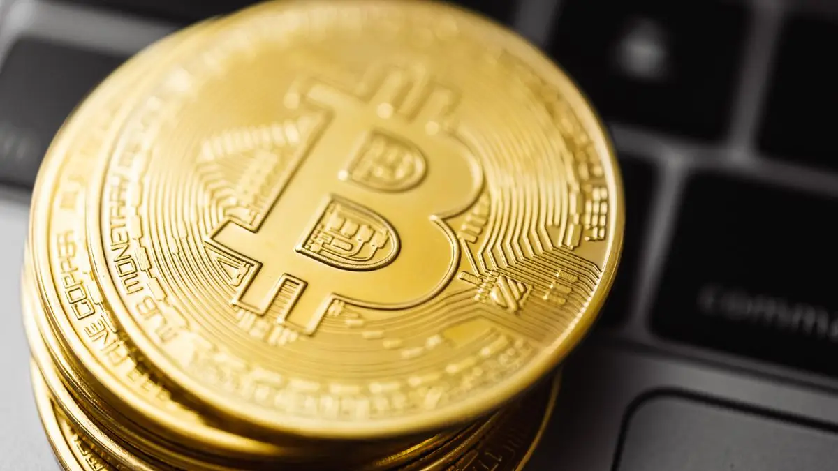 Pièces de bitcoin sur un clavier d’ordinateur