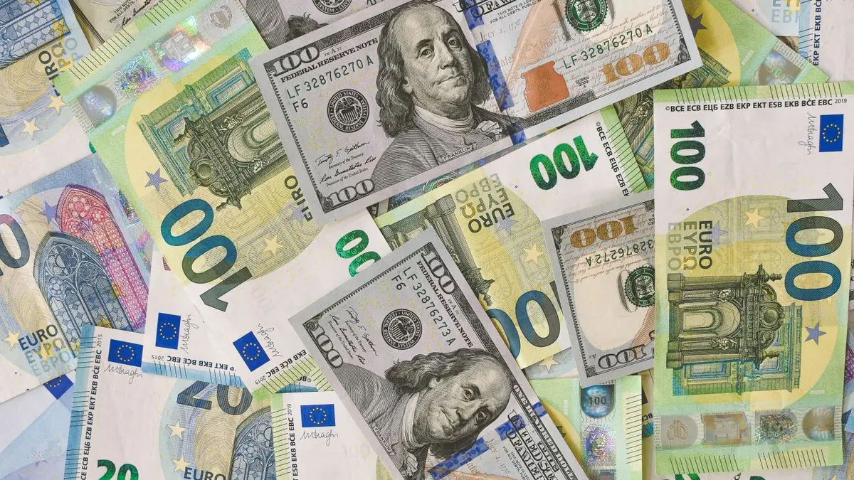 Billets en euros et en dollars américains