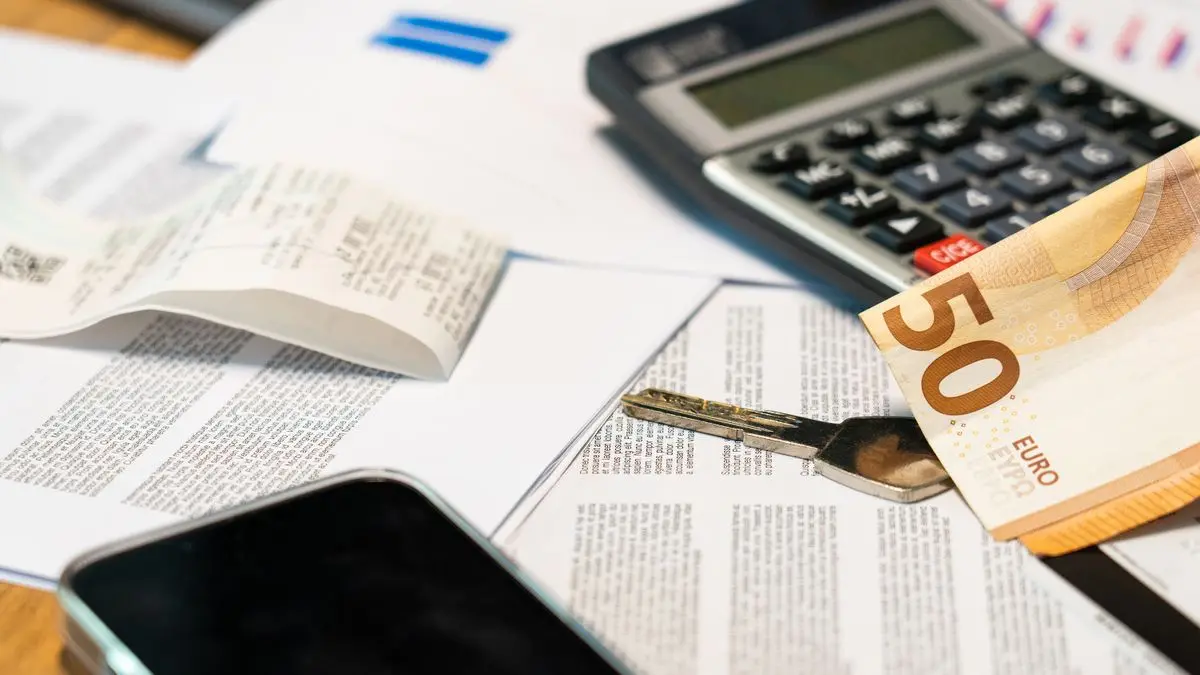 Calculatrice, billet en euros et documents financiers