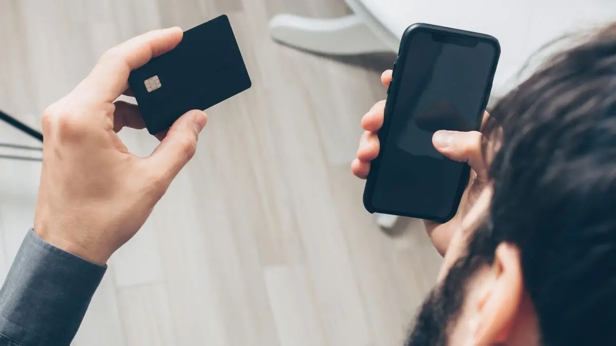 Paying online with a smartphone and a bank card